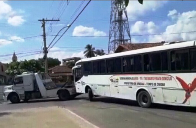 Ônibus da prefeitura de Araçuai que transporta pacientes, quebra de novo